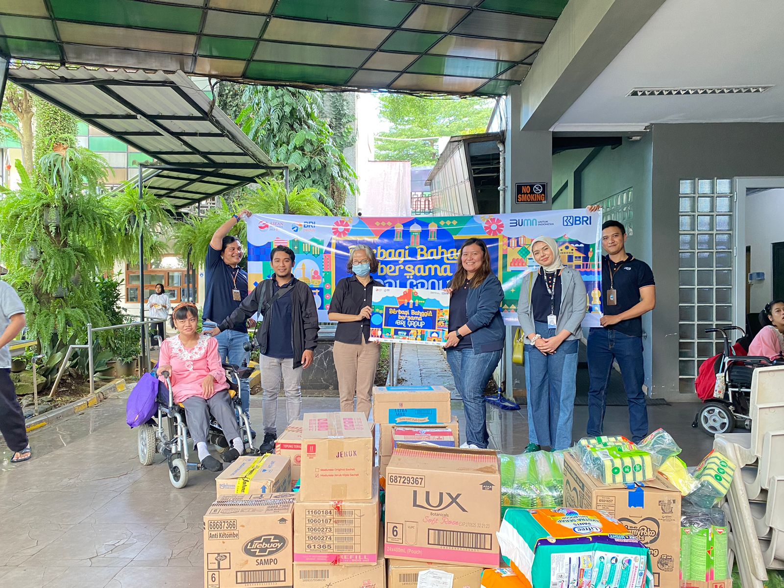 Berbagi Bahagia di Bulan Ramadan, Bank Raya Bagikan 600 Paket Sembako