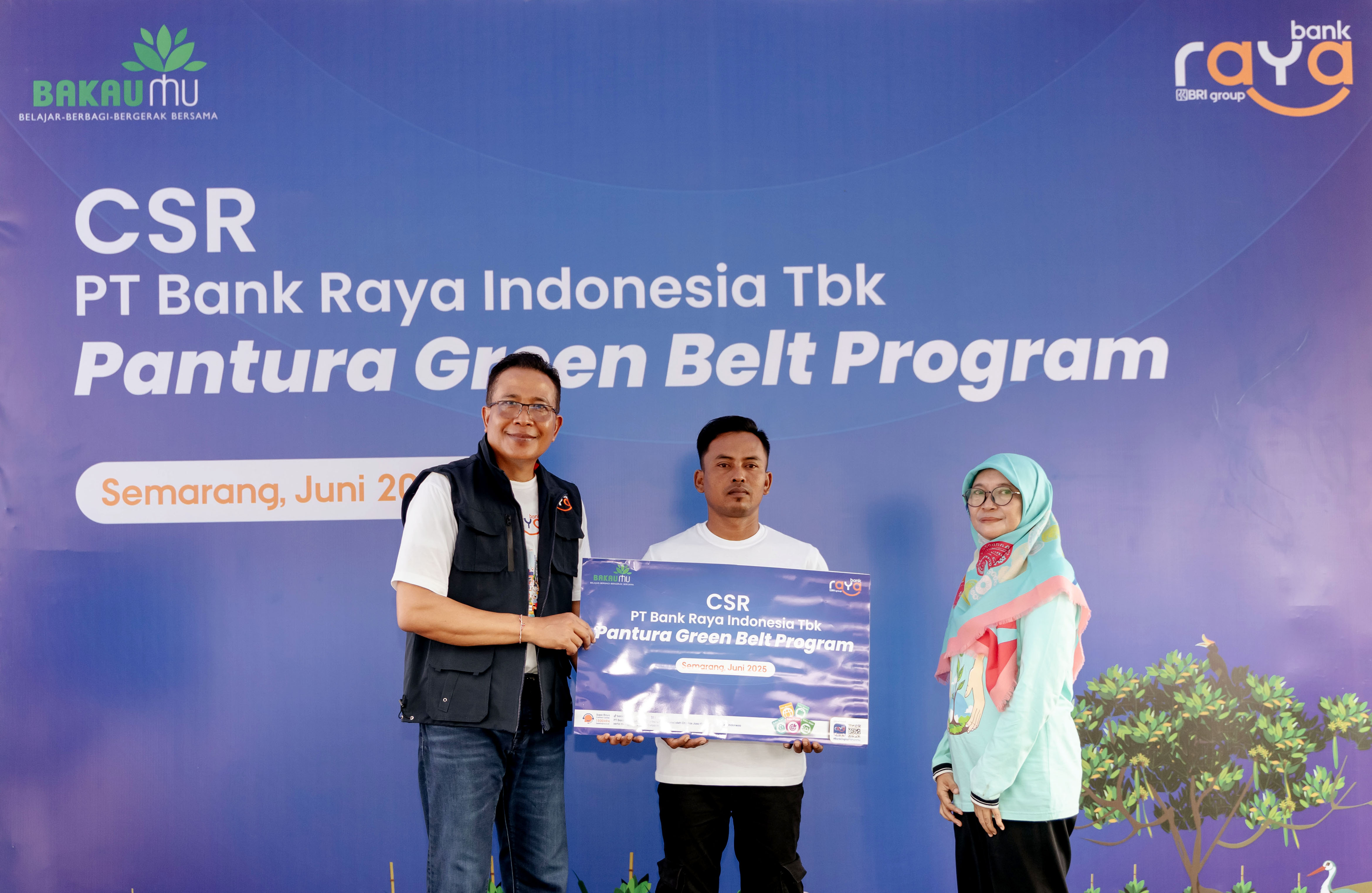 Dukung Kelestarian Ekosistem Laut,  Bank Raya Tanam Ribuan Pohon Bakau dan Kolaborasi Dengan Kelompok  Petani untuk Literasi Keuangan